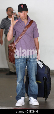 Brian Littrell collecting his luggage at LAX airport Los Angeles, California - 22.06.09 Agent 47/ Stock Photo