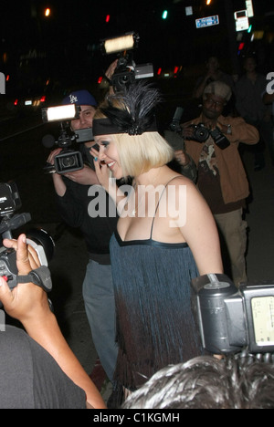 Shanna Moakler is surrounded by photographers as she leaves BOA Steakhouse in Beverly Hills Los Angeles, California - 17.06.09 Stock Photo