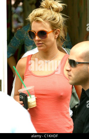 Britney Spears grabs a Starbucks while out shopping London, England - 18.06.09 Stock Photo