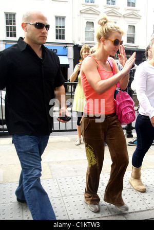 Britney Spears out shopping on her return to London after her concert in Manchester London, England - 18.06.09 Stock Photo