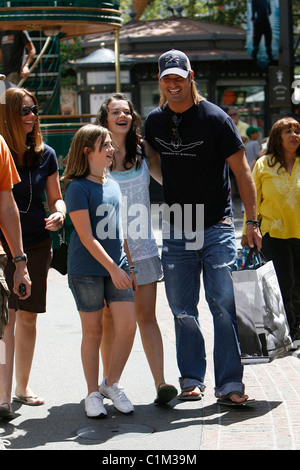 Josh Holloway seen out shopping at Abercrombie & Fitch with his nieces Hollywood, California - 26.06.09 ( ): Stock Photo