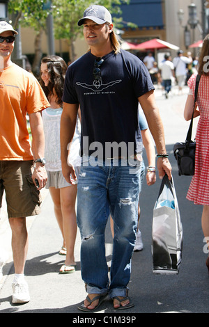 Josh Holloway seen out shopping at Abercrombie & Fitch with his nieces Hollywood, California - 26.06.09 ( ): Stock Photo