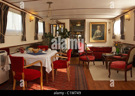 France, Cher, Berry, Marseille les Aubigny on the side canal of the Loire, Bed and Breakfast on a barge, dining room Stock Photo
