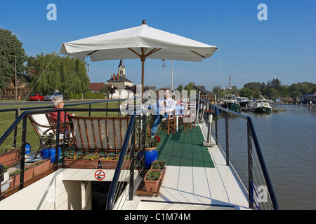 France, Cher, Berry, Marseille les Aubigny on the side canal of the Loire, Bed and Breakfast on a barge Stock Photo