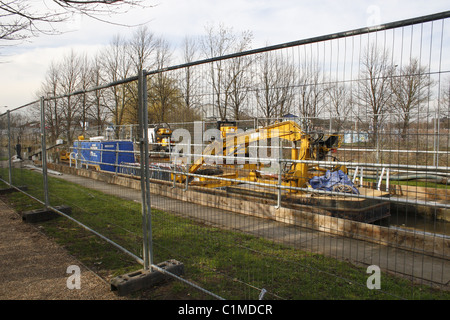 repair work being done on lock on chesterfield canal near lockkeeper pub, Worksop, Notts, England Stock Photo