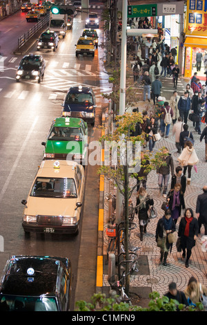 Overview of street and sidewalk, evening Rush Hour in Shinjuku, Tokyo Stock Photo