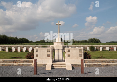 Entrance and headstones of the CWGC Locre No 10 Cemetery, Heuvelland, West-Vlaanderen, Belgium. Stock Photo