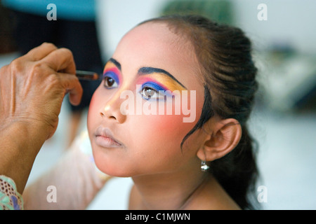 Indonesia Bali Gyanar Ni luh putu rani franciska 8 years female dancer at her dance teacher home for make-up & practising Stock Photo