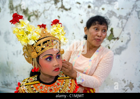 Indonesia Bali Gyanar Ni luh putu rani franciska 8 years female dancer at her dance teacher home for make-up & practising Stock Photo