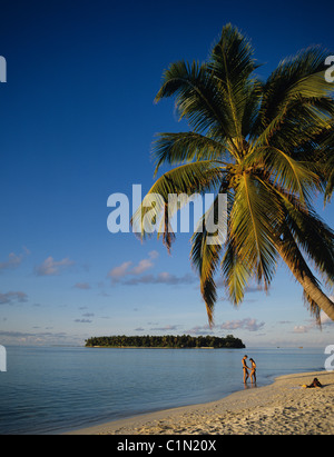 Tropical beach with young couple, Maldives Stock Photo