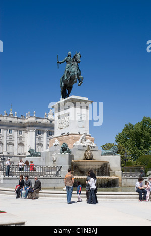 Madrid, Plaza Oriente, Reiterstandbild Philip IV. 1844 errichtet Stock Photo