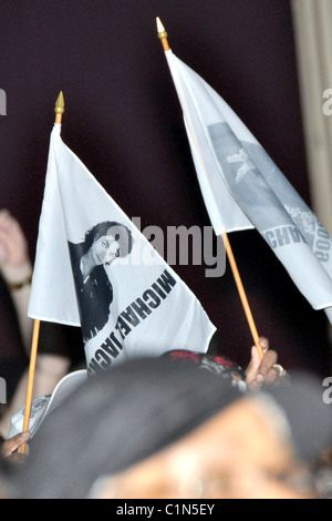 Atmosphere Michael Jackson's fans queue for Apollo tribute New York ...