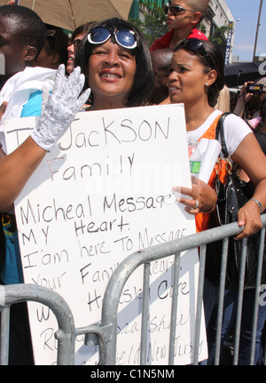 Atmosphere Michael Jackson's fans queue for Apollo tribute New York ...