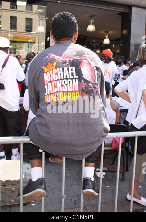 Atmosphere Michael Jackson's fans queue for Apollo tribute New York ...