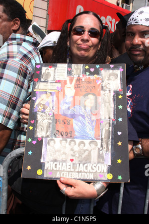 Atmosphere Michael Jackson's Fans Queue For Apollo Tribute New York 