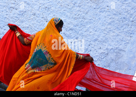 India, Rajasthan State, drying of strips of cotton for sari fabrication Stock Photo