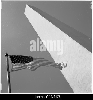 1950s, historical, the Washington Momument, a hollow Egyptian-style stone obelisk with a 500-foot high column, with the USA flag waving. Stock Photo