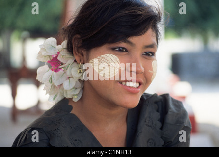 Elk130-1647 Myanmar (Burma), Mandalay, young Burmese woman with sandalwood paste design on cheek Stock Photo