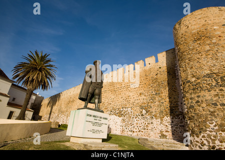 Statue of Vasco da Gama is next to ancient castle, Sines, Portugal, in Alentejo region Stock Photo