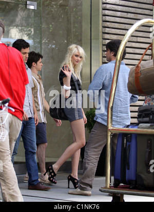 Taylor Momsen and Connor Paolo seen filming for the television series 'Gossip Girl' on location in Manhattan New York City, USA Stock Photo