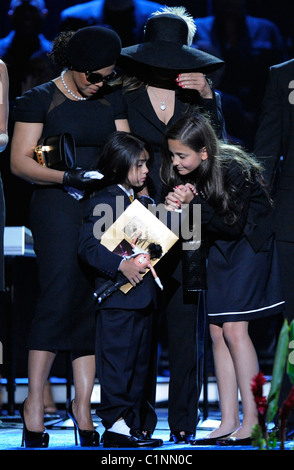 Janet Jackson,left, La Toya Jackson, center, with Michael Jackson's ...