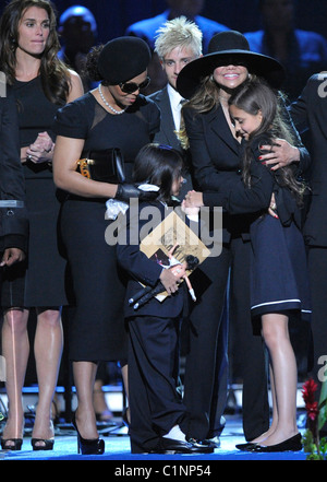 (l-r): La Toya Jackson, Katherine Jackson, Janet Jackson in December ...