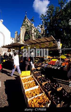 France, Paris, rue Mouffetard, marche et eglise Saint-Medard Stock Photo