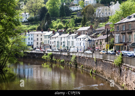 England, Derbyshiret, Matlock Bath, shops and houses overlooking River Derwent Stock Photo