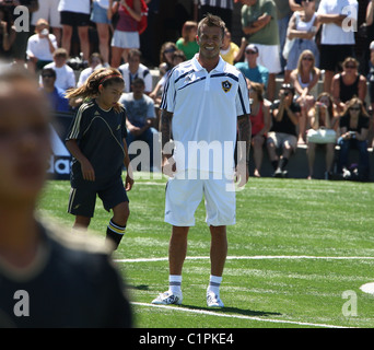 David Beckham joins former Real Madrid teammate Zinedine Zidane to celebrate the opening of the start of the American league's Stock Photo