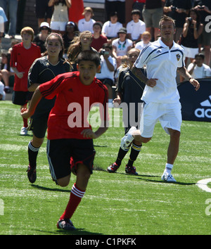 David Beckham joins former Real Madrid teammate Zinedine Zidane to celebrate the opening of the start of the American league's Stock Photo