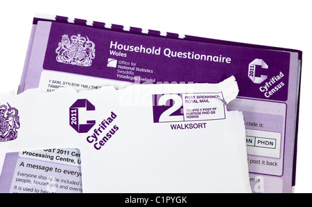 Household questionnaire form for 2011 census in delivery envelope UK Stock Photo
