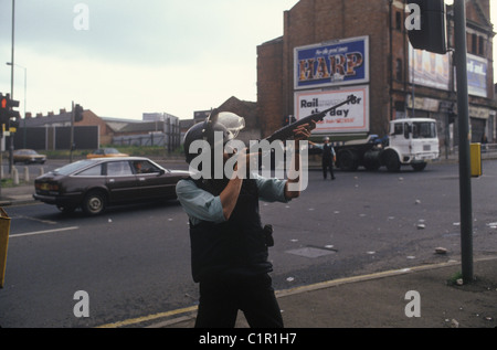 RUC Royal Ulster Constabulary policeman officer takes aim shoots at a snipper Belfast The Troubles 1980s. HOMER SYKES Stock Photo