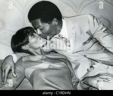 DIONNE WARWICK with actor husband William Elliott, shortly after their marriage in 1967 Stock Photo