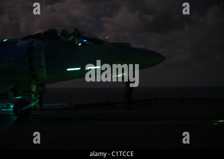 Marine Medium Tiltrotor Squadron, 26th Marine Expeditionary Unit’s AV-8B Harrier jump jet returns to USS Kearsarge for fuel and Stock Photo