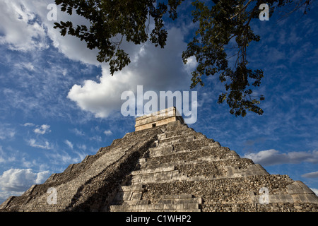 The Kukulkan Pyramid  or “El Castillo”, one of the new seven wonders of the world, in Chichen Itza, Yucatan Peninsula, Mexco. Stock Photo