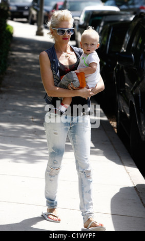 Gwen Stefani and her son Zuma go shopping at Bristol Farms then stop by the park to change Zuma's diaper. It was Zuma's first Stock Photo