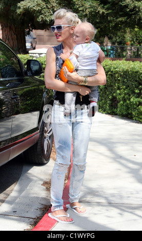 Gwen Stefani and her son Zuma go shopping at Bristol Farms then stop by the park to change Zuma's diaper. It was Zuma's first Stock Photo