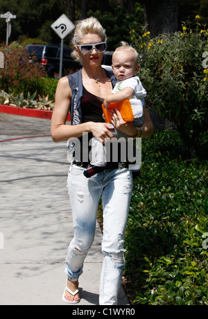 Gwen Stefani and her son Zuma go shopping at Bristol Farms then stop by the park to change Zuma's diaper. It was Zuma's first Stock Photo