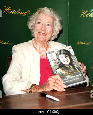 Dame Vera Lynn signs copies of her autobiography 'Some Sunny Day' at Hatchards London, England - 25.08.09 ( ): Stock Photo