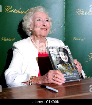 Dame Vera Lynn signs copies of her autobiography 'Some Sunny Day' at Hatchards London, England - 25.08.09 ( ): Stock Photo