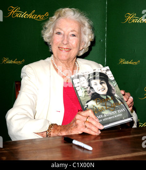 Dame Vera Lynn signs copies of her autobiography 'Some Sunny Day' at Hatchards London, England - 25.08.09 ( ): Stock Photo