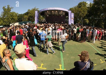 Crowds gather to watch Whitney Houston performing live on 'Good Morning America's Summer Concert Series' at Rumsey Playfield Stock Photo