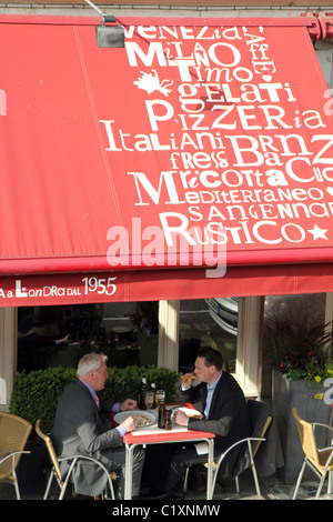 UK. PEOPLE HAVING LUNCH AT A RESTAURANT IN MAYFAIR, LONDON Stock Photo