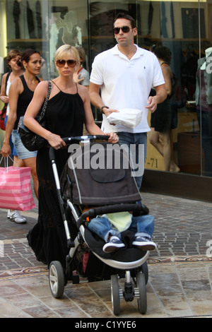 Jaime Pressly with her child Desi and fiance Simran Singh out shopping