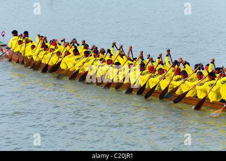 Long-boat team on the Chakrai River during the Phimai Festival boat races. Phimai, Nakhon Ratchasima province, THAILAND Stock Photo