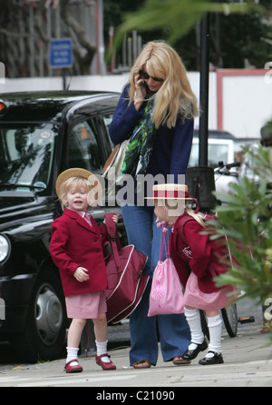 Claudia Schiffer picks her children up from school London, England - 17.09.09 Stock Photo