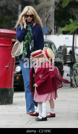 Claudia Schiffer picks her children up from school London, England - 17.09.09 Stock Photo