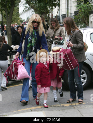 Claudia Schiffer picks her children up from school London, England - 17.09.09 Stock Photo