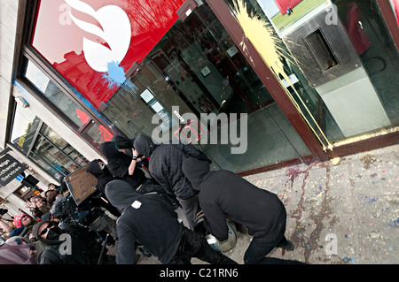 tuc march for change london 26th march 2011 black clock anarchists try and smash santander bank window Stock Photo