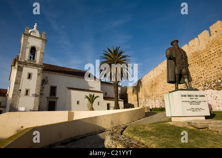 Statue of Vasco da Gama is next to ancient castle, Sines, Portugal, in Alentejo region Stock Photo